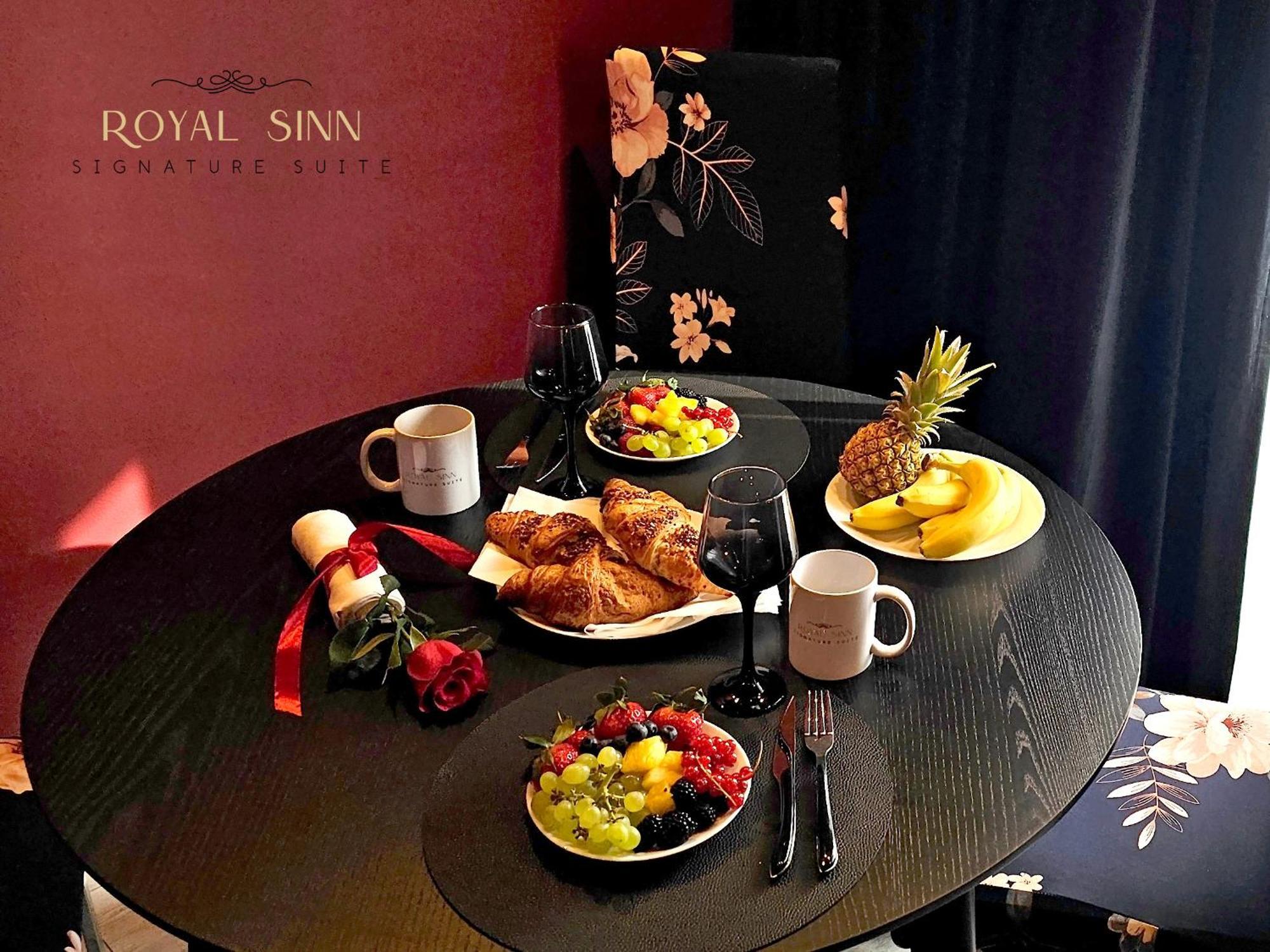 Royal Sinn Signature Suite Bukares Bagian luar foto