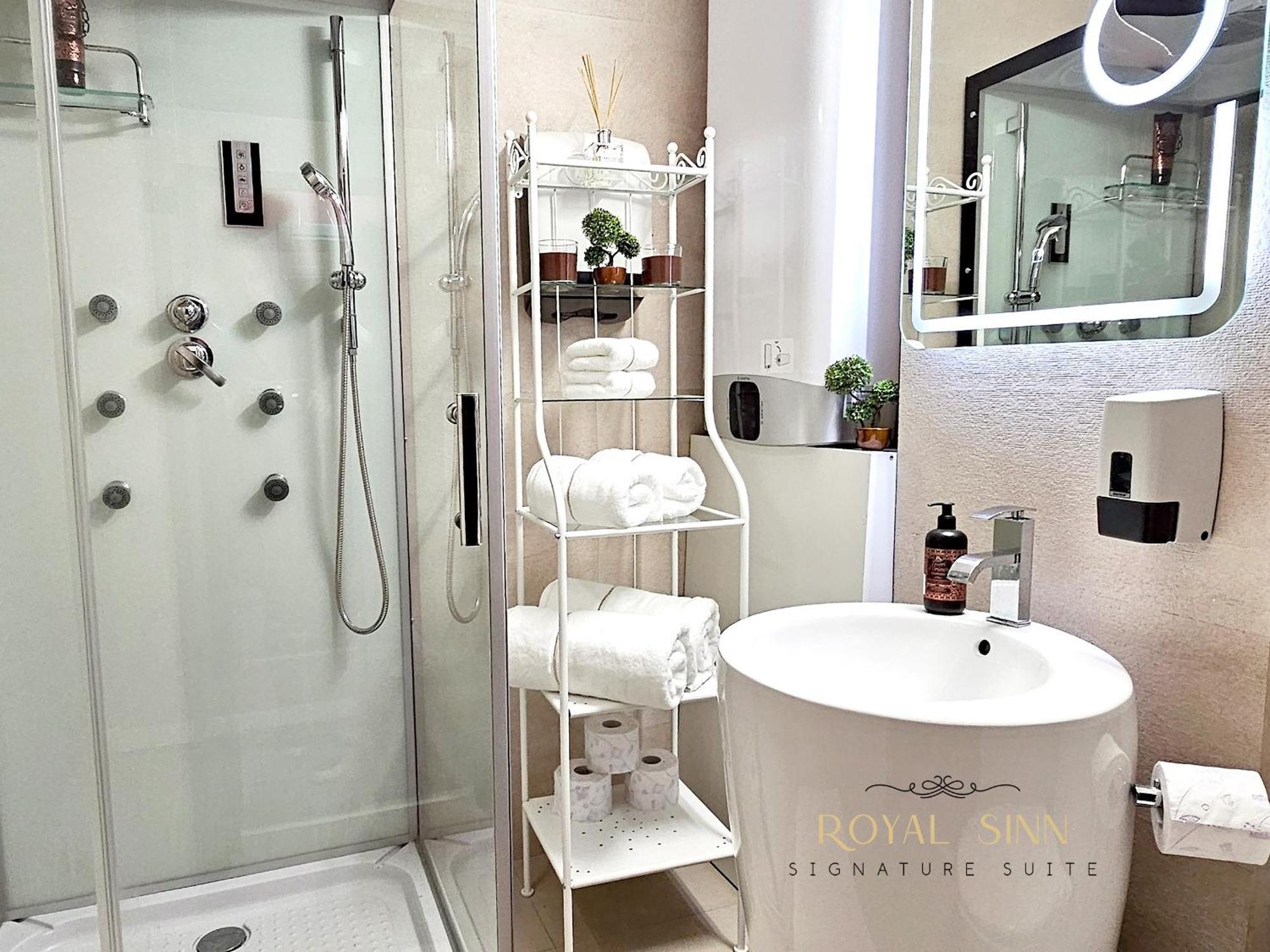 Royal Sinn Signature Suite Bukares Bagian luar foto