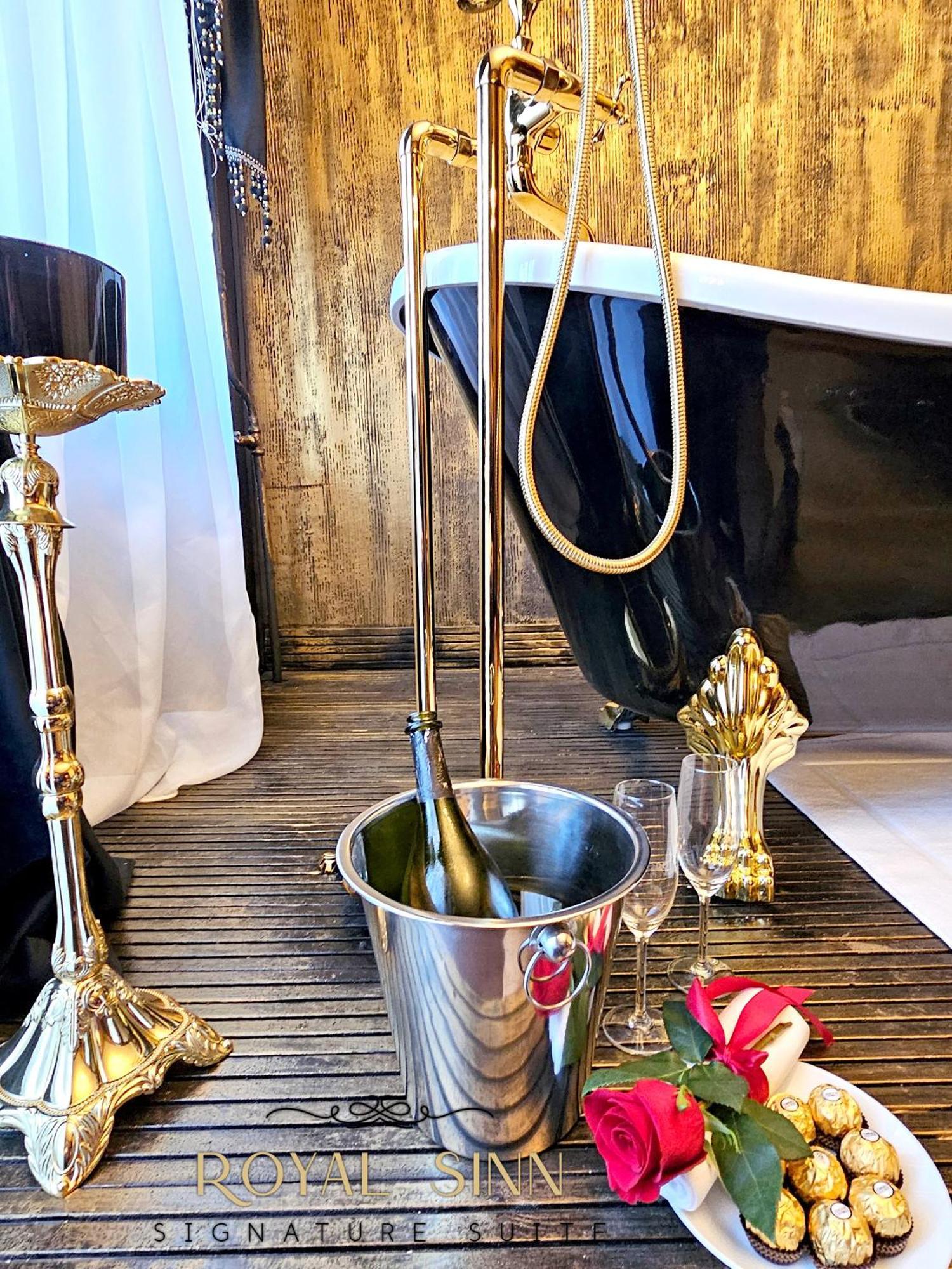 Royal Sinn Signature Suite Bukares Bagian luar foto